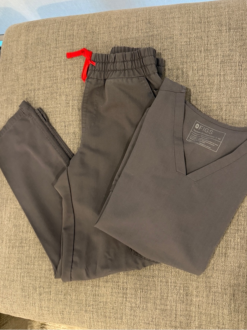 Figs women’s Charcoal Scrub set with Red Drawstring